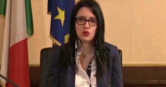 Copertina di Lucia Azzolina: “Lo studente non è un imbuto da riempire”. Sui social si scatena lo sfottò, la ministra dell’Istruzione costretta a chiarire: “È una nota metafora”