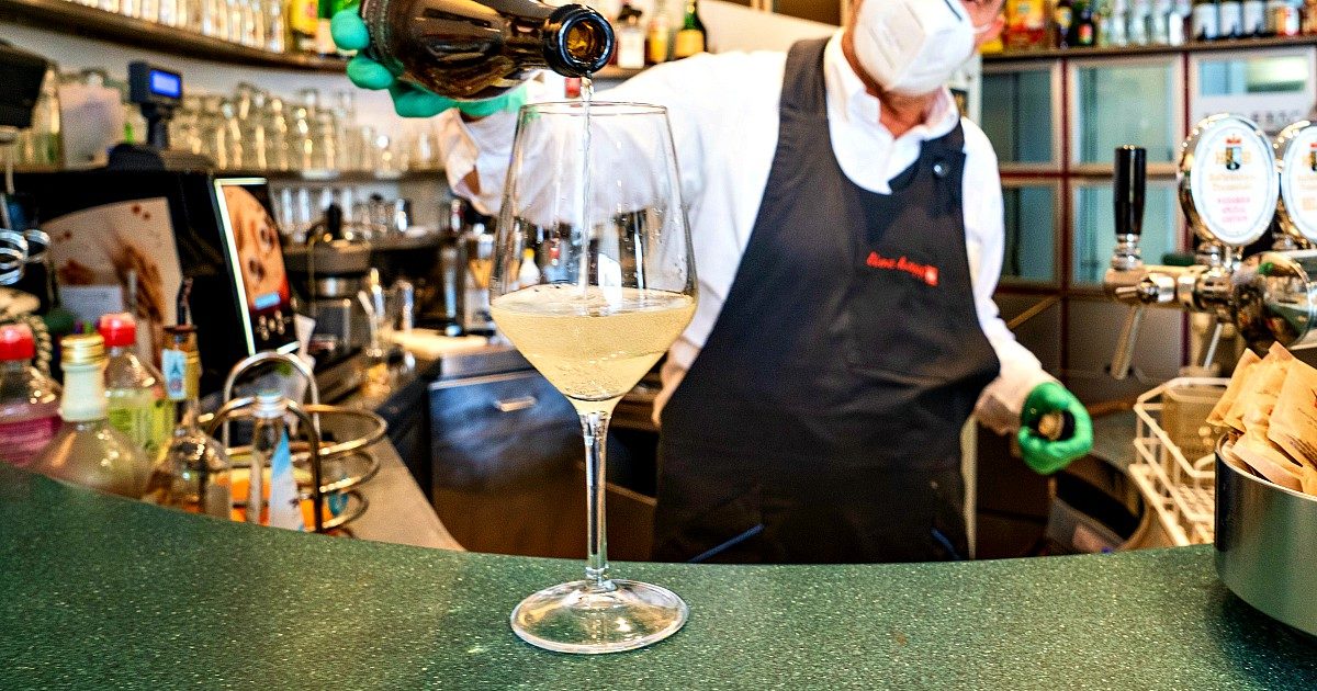 Coronavirus, il Dpcm con le regole della Fase 2b. Bere il caffè al bar, tagliare i capelli, incontrare gli amici: ecco cosa si può fare (e cosa no). Regioni decidono date e protocolli: Liguria anticipa sulle palestre