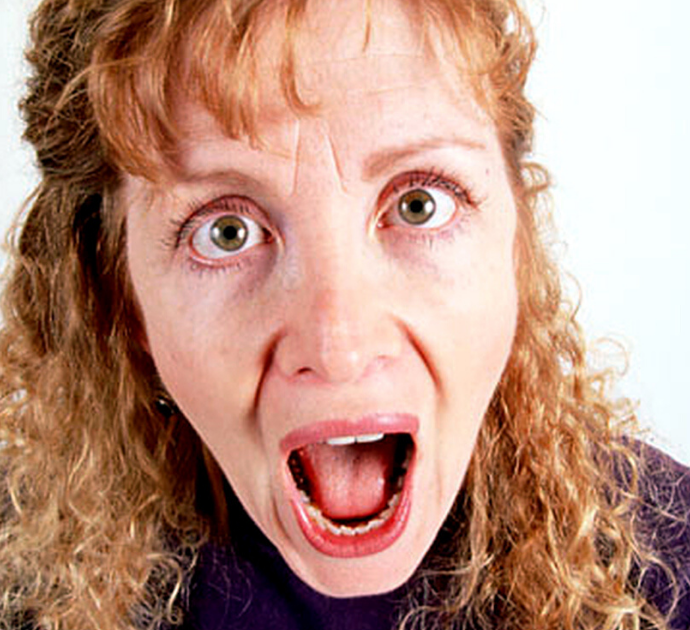 “Ho sentito un odore di animale morto ricoperto di zucchero e ho trovato uno sconosciuto sotto al letto in hotel. Ho gridato più forte che potevo”: il racconto choc di una donna al Guardian