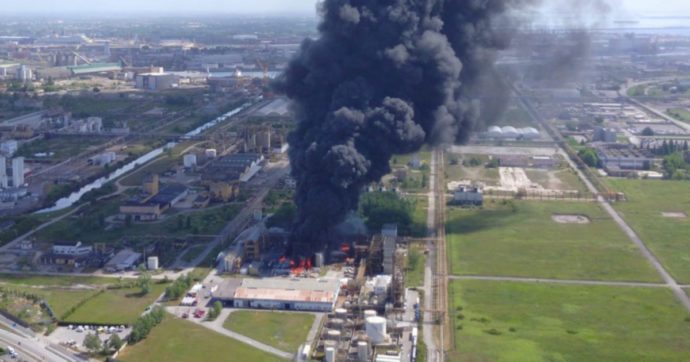 Copertina di A fuoco un’azienda chimica “Troppe denunce ignorate”