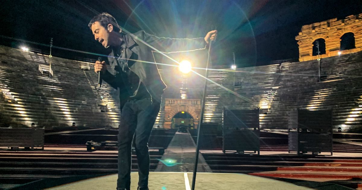 Eurovision, Shine A Light nel caos: clip troppo veloci e commenti infiniti di Flavio Insinna e Federico Russo. Splende Diodato, che incanta all’Arena di Verona