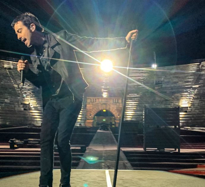 Eurovision, Shine A Light nel caos: clip troppo veloci e commenti infiniti di Flavio Insinna e Federico Russo. Splende Diodato, che incanta all’Arena di Verona