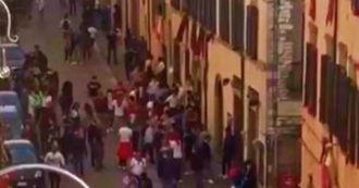 Copertina di Coronavirus, a Gubbio la festa dei Ceri è “irresistibile”: decine di persone in strada. La vicina Gualdo chiude i confini: “Non venite”