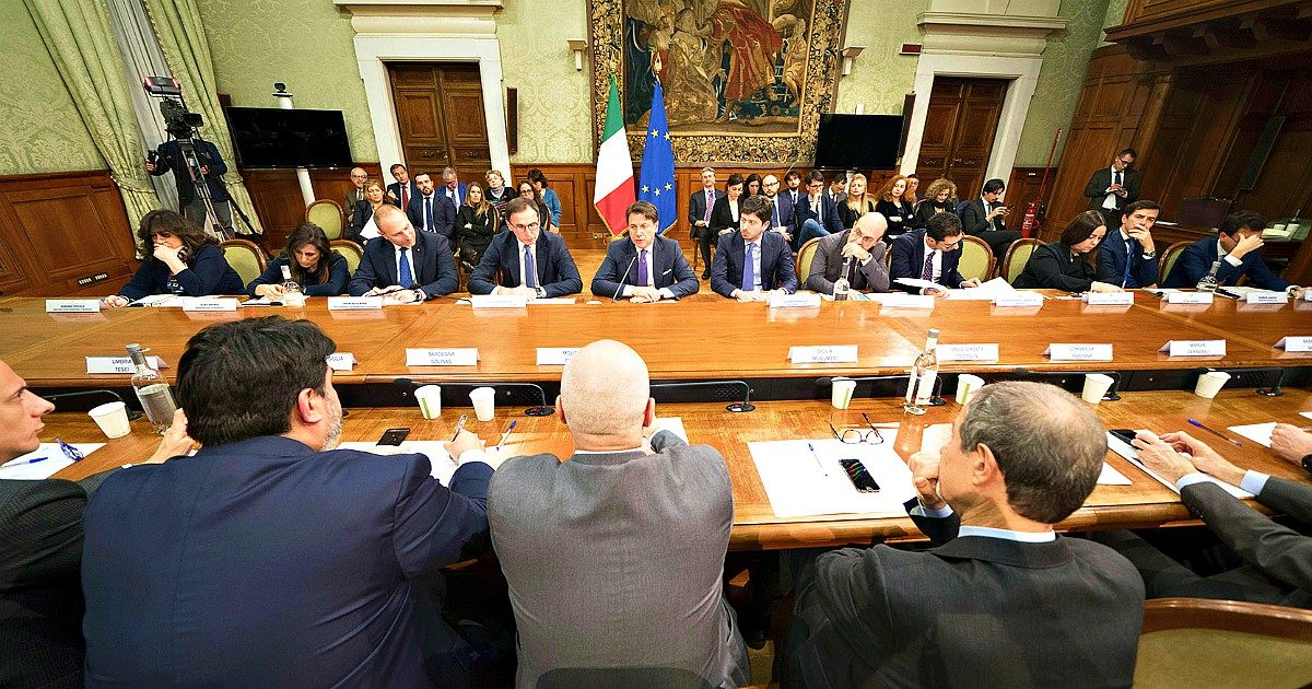 Coronavirus, le Regioni frenano Conte sulle riaperture: “Nostre linee guida non recepite nel decreto”. Poi vertice-fiume e intesa nella notte