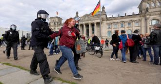 Copertina di Germania, neonazi, radicali e no vax manifestano in piazza: l’epidemia è solo un raggiro
