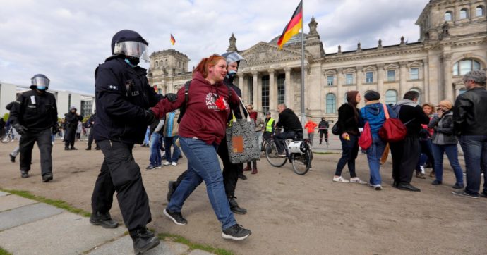 Germania, neonazi, radicali e no vax manifestano in piazza: l’epidemia è solo un raggiro