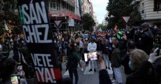 Copertina di “Via Sanchez”: ricchi in corteo con le mazze da golf