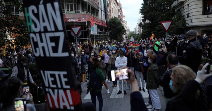 “Via Sanchez”: ricchi in corteo con le mazze da golf