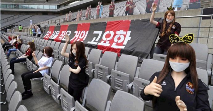 Corea del Sud, bambole gonfiabili sulle tribune dello stadio vuoto:  polemiche contro l'FC Seul. Il club chiede scusa ai tifosi - Il Fatto  Quotidiano
