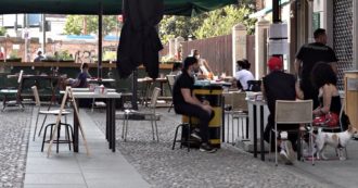 Fase 2, primi aperitivi sui Navigli a Milano. Ristoratore: “Posti ridotti e percorsi separati. Siamo stati costretti a organizzarci da soli”