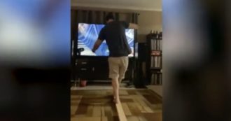 Copertina di Papà gioca con la realtà virtuale ma si schianta contro il televisore e lo distrugge: il video