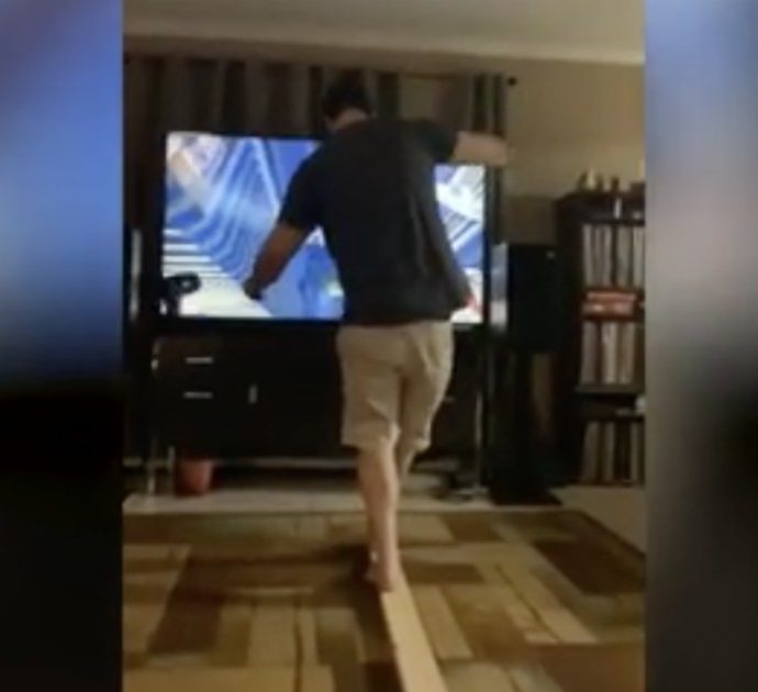 Papà gioca con la realtà virtuale ma si schianta contro il televisore e lo distrugge: il video