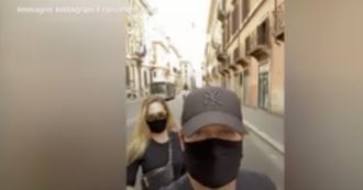 Copertina di Francesco Totti e Ilary Blasi a spasso per il centro di Roma in incognito: con cappellino e mascherina nessuno li riconosce