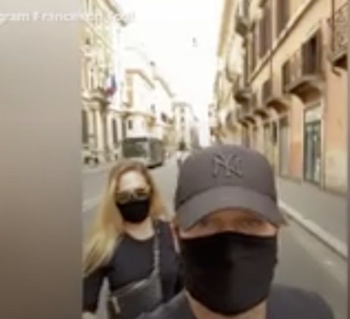 Francesco Totti e Ilary Blasi a spasso per il centro di Roma in incognito: con cappellino e mascherina nessuno li riconosce
