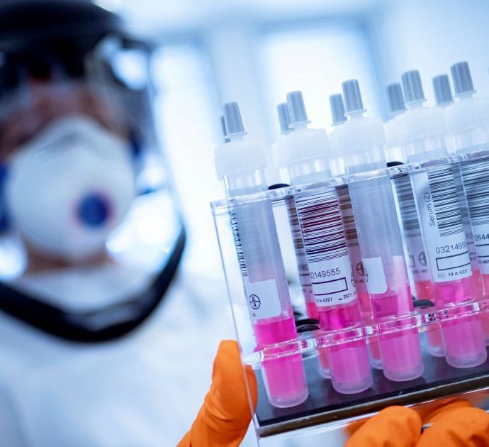 Vaccino Oxford AstraZeneca, un volontario: “Quanto è successo dimostra serietà e sicurezza dello studio”