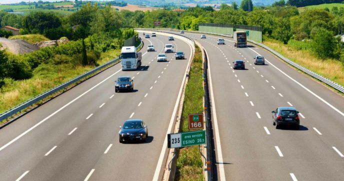 Autostrade chiede oltre 1,2 miliardi di garanzie statali. E dopo i 6 miliardi di Fca anche Eataly, Autogrill, Ovs e Fincantieri verso la domanda