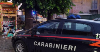 Copertina di Bergamo, schiacciato in un cassonetto della Caritas mentre cercava vestiti usati: morto un bimbo di 10 anni