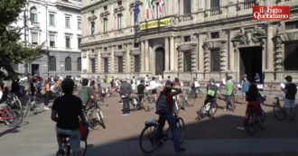 Copertina di Milano, attivisti dei Fridays For Future di nuovo in piazza: “In un anno tutto come prima. Qui con le bici per ricordare al sindaco gli impegni presi”