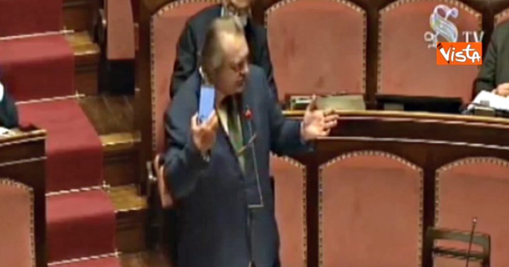 Sfiducia Bonafede, al senatore Giarrusso (ex M5s) spengono il microfono. Lui se la prende con un collega: “Ma vaffanc***”