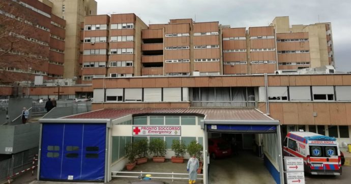 Reggio Calabria, arrestati due infermieri del reparto di psichiatria dell’ospedale: “Uccisero paziente con dose massiccia di psicofarmaci”