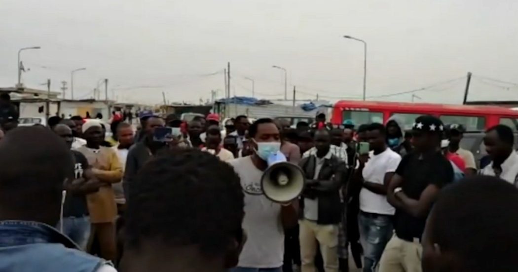 Lavoratori stranieri, giovedì 21 maggio sciopero dei braccianti contro il dl Rilancio. Il sindacalista Soumahoro: ‘Non comprate frutta e verdura’