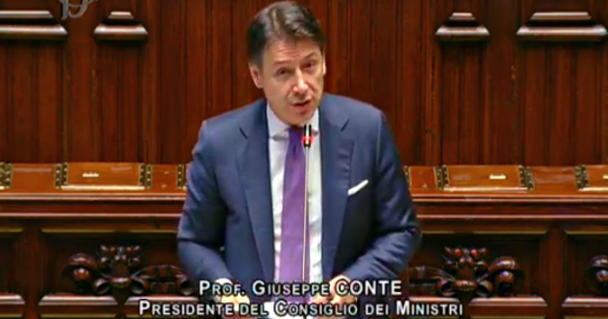 Conte in Parlamento: “A settembre l’Italia presenterà il suo Recovery plan. Coesione nazionale per non perdere la sfida”. Centrodestra diviso: Fdi diserta, Lega abbandona l’Aula e Fi “offre aiuto” per le riforme