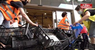 Copertina di Milano, attivisti posano cassette vuote davanti al supermercato: “Solidarietà ai braccianti in sciopero. Serve cambio di sistema”