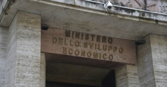 Copertina di Riciclaggio, 28 arresti a Roma: anche un dirigente del Mise. “Distraevano finanziamenti pubblici”. Sequestrati beni per 5 milioni