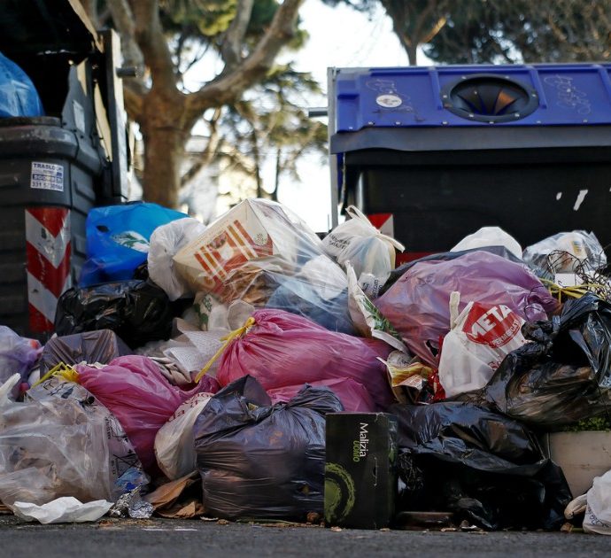 Famiglia travolge un sacco della spazzatura con il furgoncino e scopre che dentro c’è un milione in contanti