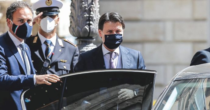 Conte dà una carezza a Renzi e un bel ceffone ai banchieri