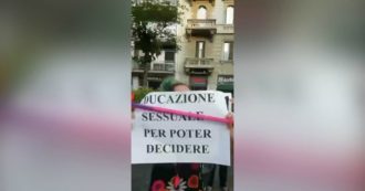 Copertina di Aborto, attiviste in piazza a Milano per la piena applicazione della legge 194: “Mancano fondi ai consultori e campagne di informazione”