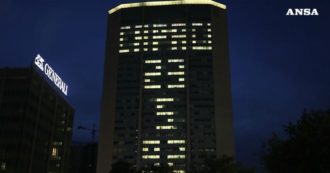 Copertina di Giovanni Falcone, il grattacielo Pirelli di Milano illuminato con la scritta “Capaci 23 5 92”: il ricordo per l’anniversario della strage – Video