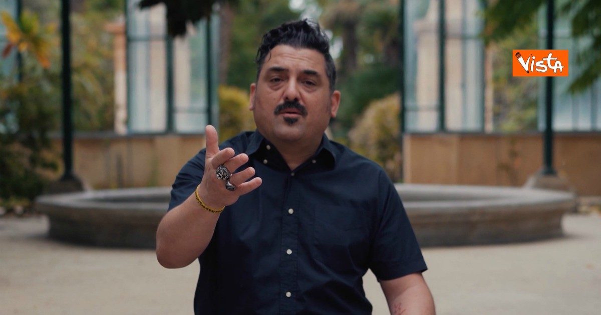 “Era uscito a buttare la spazzatura e gli è crollato il balcone addosso, si è salvato per un passo”: il trombettista Roy Paci ferito a Palermo