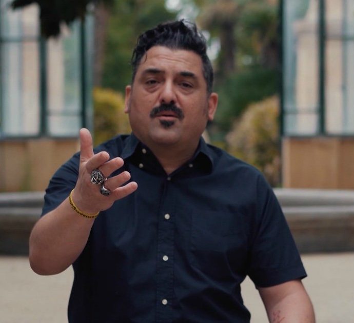 “Era uscito a buttare la spazzatura e gli è crollato il balcone addosso, si è salvato per un passo”: il trombettista Roy Paci ferito a Palermo