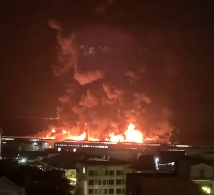 San Francisco, in fiamme il Fisherman’s Wharf: il molo simbolo della città. Centinaia di pompieri sul posto. Le immagini del rogo nella notte