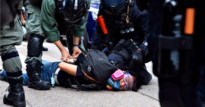 Hong Kong, polizia contro i manifestanti che protestano contro la futura legge sulla sicurezza voluta da Pechino: 150 arresti