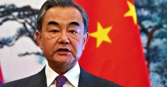 Tensioni Usa-Cina, il ministro degli esteri di Pechino: “A un passo da nuova Guerra Fredda. Covid? Ok a indagine se libera da interferenze”