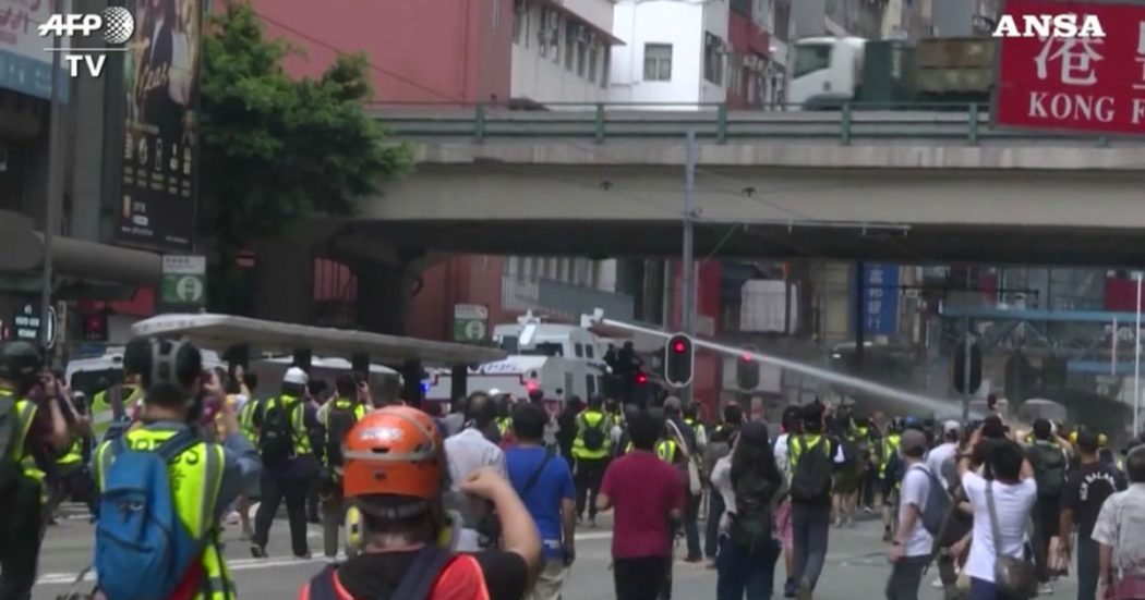 Hong Kong, scontri tra polizia e manifestanti durante la protesta contro la legge sulla sicurezza: i militari lanciano gas lacrimogeni