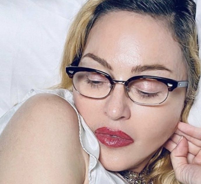 Madonna (quasi) senza veli su Instagram: “E se qualcuno si offende, io me ne fot**”. Asia Argento: “Ti amo”