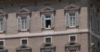 Coronavirus, il Papa torna ad affacciarsi su Piazza San Pietro dopo oltre due mesi e saluta un gruppo di fedeli: le immagini