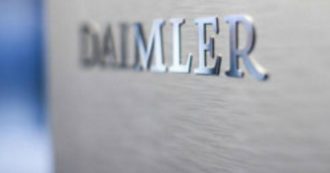 Copertina di Dieselgate, Daimler patteggia 1,5 miliardi di dollari negli Usa. Il conto della casa tedesca per aver aggirato limiti alle emissioni