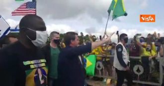 Copertina di Coronavirus, Bolsonaro sfila tra la folla a Brasilia (e si leva la mascherina) nonostante le restrizioni: proteste dagli oppositori