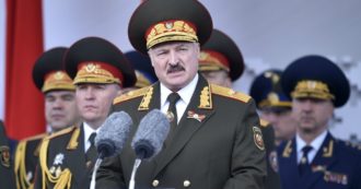 Copertina di Bielorussia, Lukashenko ammette: “Forse sono rimasto al potere un po’ troppo”. Oppositore portato via da “uomini mascherati”