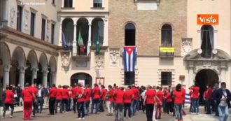 Coronavirus, i medici cubani dopo due mesi lasciano Crema: i festeggiamenti in piazza tra balli e selfie