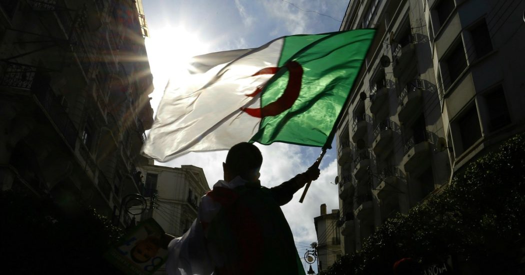 Algeria. Centinaia di giornalisti e attivisti incarcerati nel silenzio del lockdown: ‘Qui il virus è la repressione. Dopo crisi torniamo in piazza’