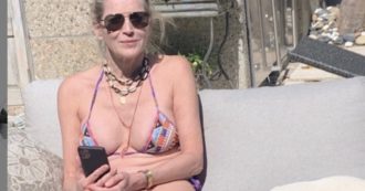 Copertina di Sharon Stone in bikini fa la pedicure al suo cane e rivela: “Sono una groupie devota di papa Francesco. Io sono sempre stata un po’ preveggente”