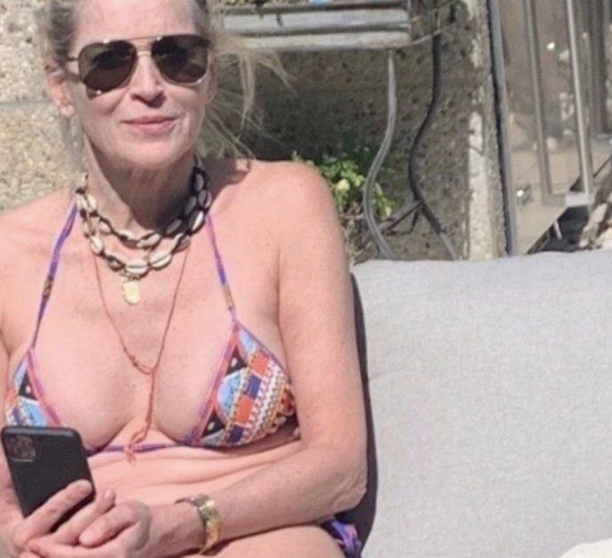 Sharon Stone in bikini fa la pedicure al suo cane e rivela: “Sono una groupie devota di papa Francesco. Io sono sempre stata un po’ preveggente”