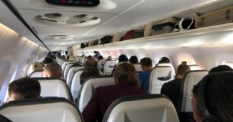 Copertina di Coronavirus, “il mio ritorno dalla Svezia all’Italia su aerei affollati e senza distanziamento a bordo” (FOTO)