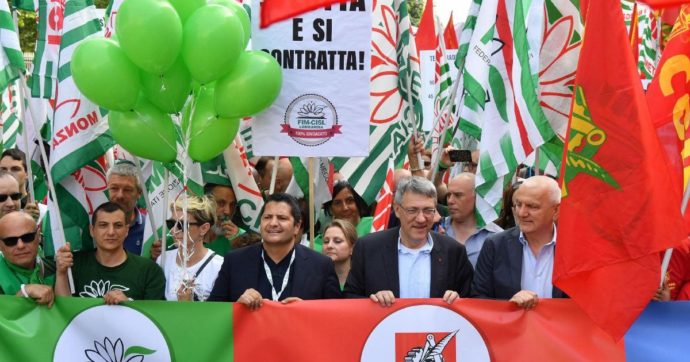 Fca, Bersani sta con Landini: “Il governo  parli con la Francia”