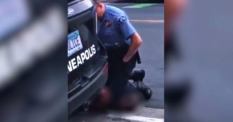 Copertina di Usa, poliziotto immobilizza afroamericano mettendogli il ginocchio sul collo: “Lasciatemi, non respiro”. L’arrestato muore soffocato